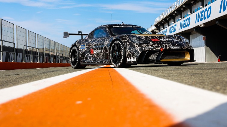 Porsche 718 Cayman GT4 ePerformance tiết lộ tiềm năng của mẫu Mission R